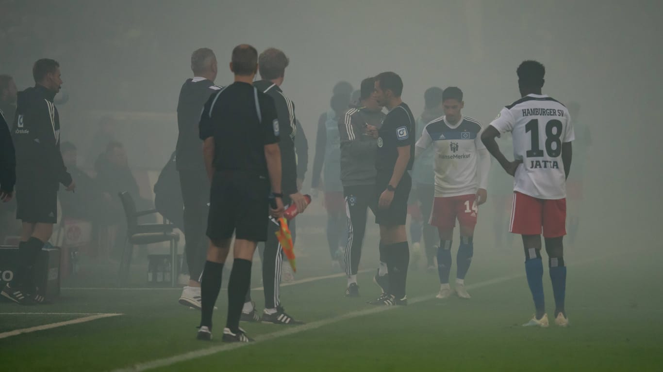 Der Nebel in Hamburg sorgte für eine Spielunterbrechung: Das Topspiel gegen Kaiserslautern ging an den HSV.