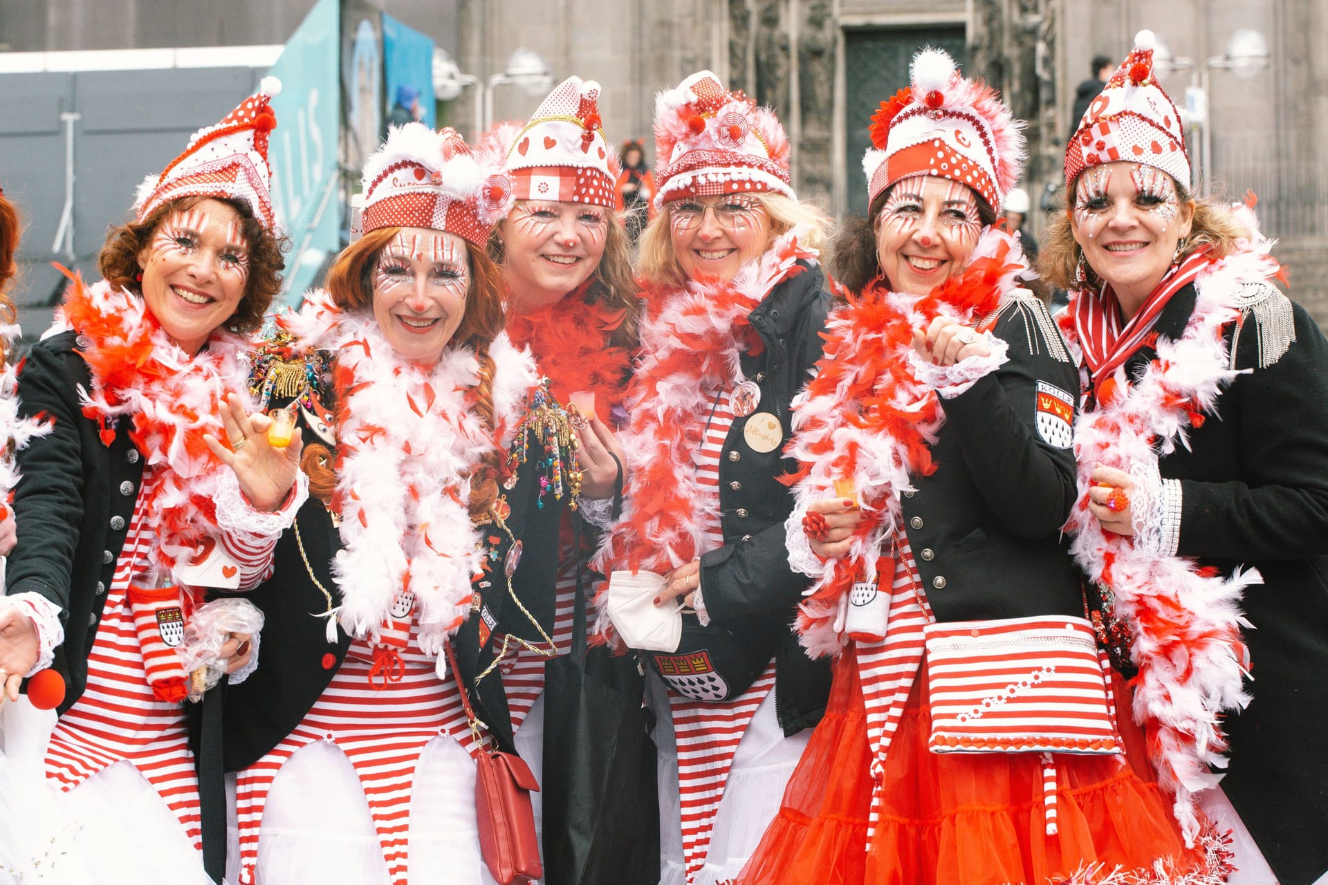 Verkleidete Frauen beim Karneval in Köln (Archivbild): Am 11.11. startet die Karnevalssaison für die Jecke im Rheinland.