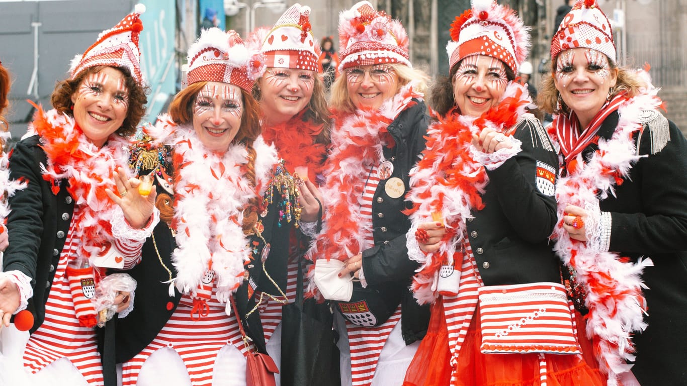 Verkleidete Frauen beim Karneval in Köln (Archivbild): Am 11.11. startet die Karnevalssaison für die Jecke im Rheinland.