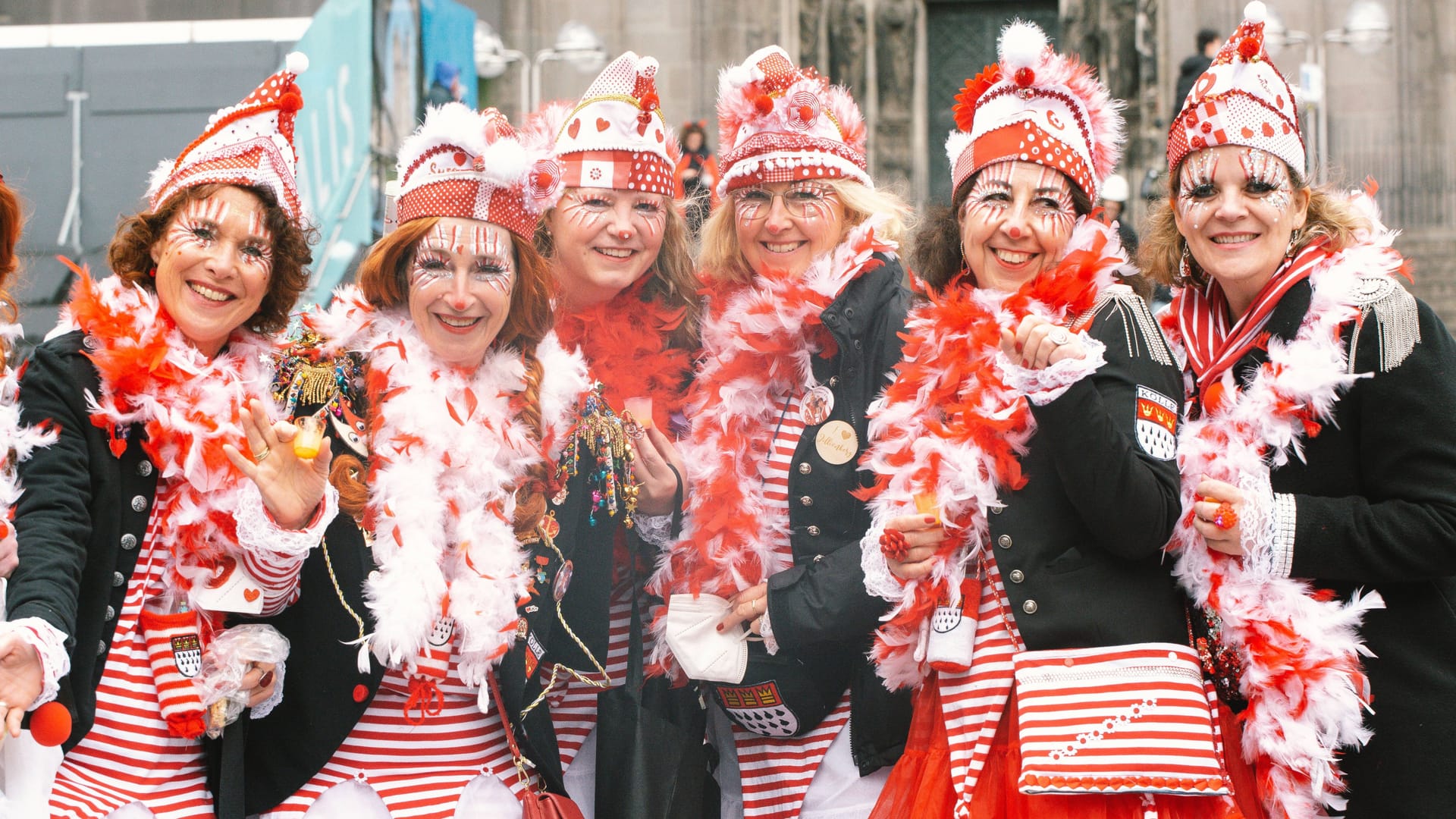 Verkleidete Frauen beim Karneval in Köln (Archivbild): Am 11.11. startet die Karnevalssaison für die Jecke im Rheinland.