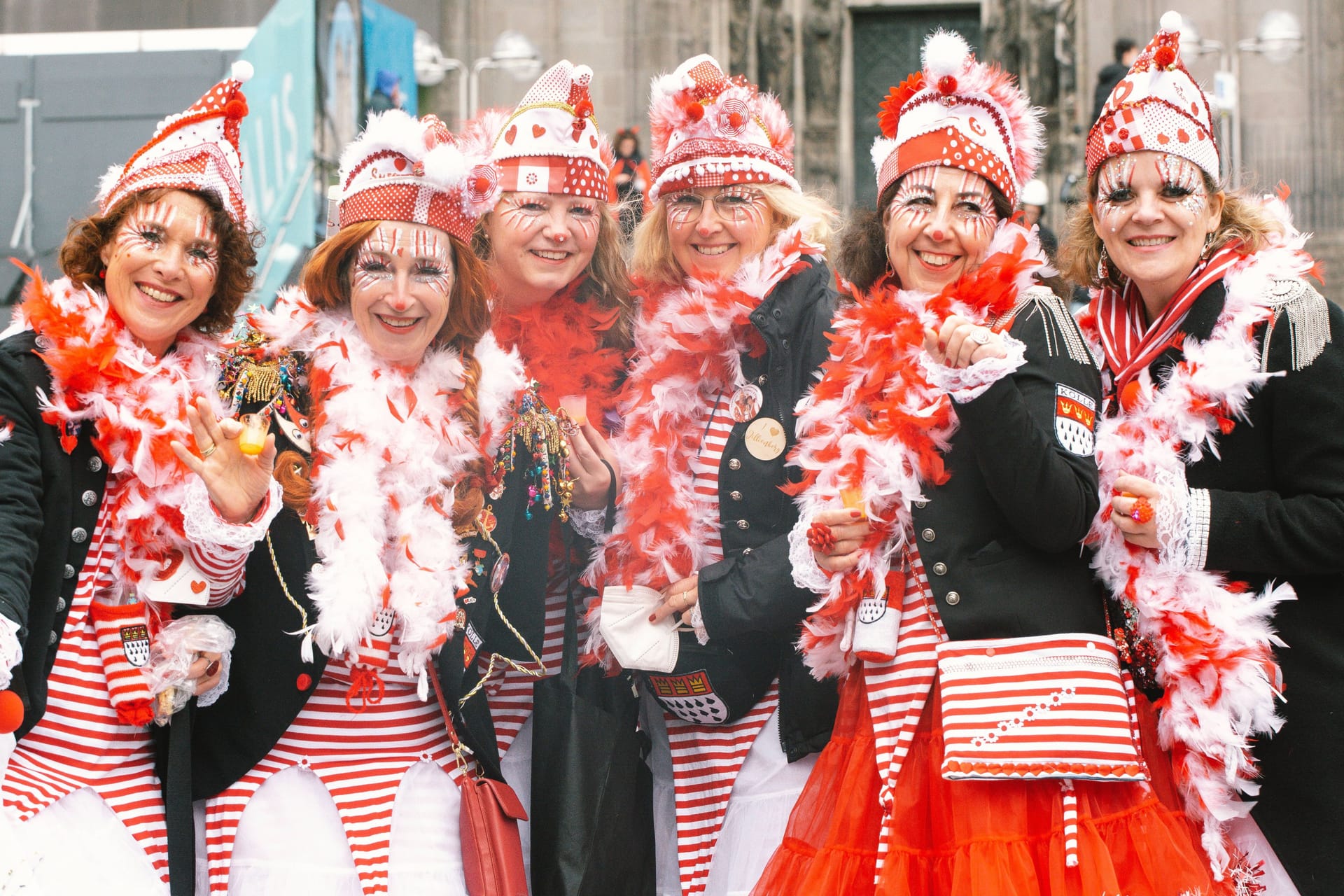 Verkleidete Frauen beim Karneval in Köln (Archivbild): Am 11.11. startet die Karnevalssaison für die Jecke im Rheinland.