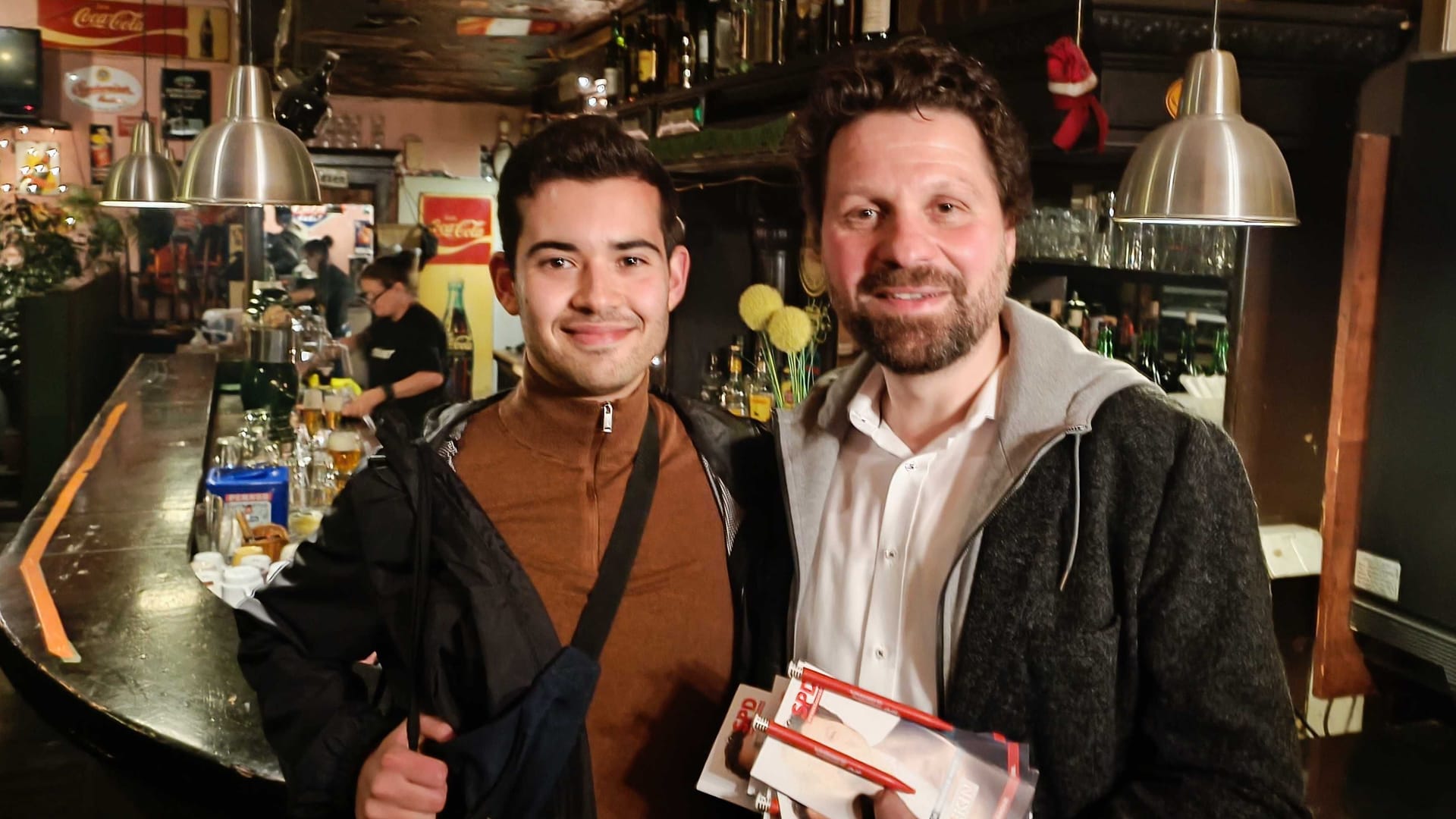 Jusos-Vorstand Marco Albers mit dem Landtagsabgeordneten Alptekin Kirci in einer Gaststätte in der Nordstadt am späten Abend.
