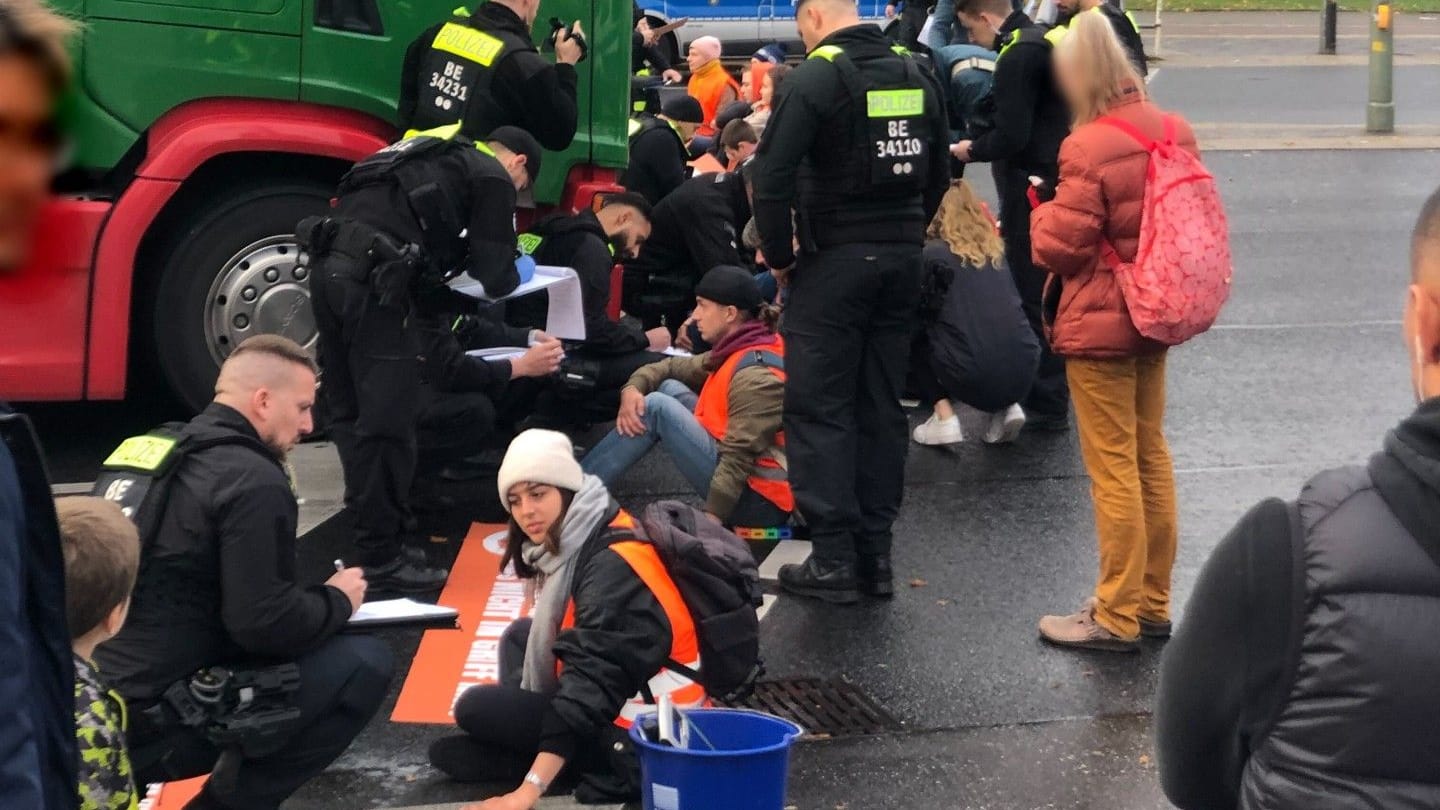 Aktivisten an der Frankfurter Allee: An mehreren Orten in Berlin kommt es erneut zu Staus.