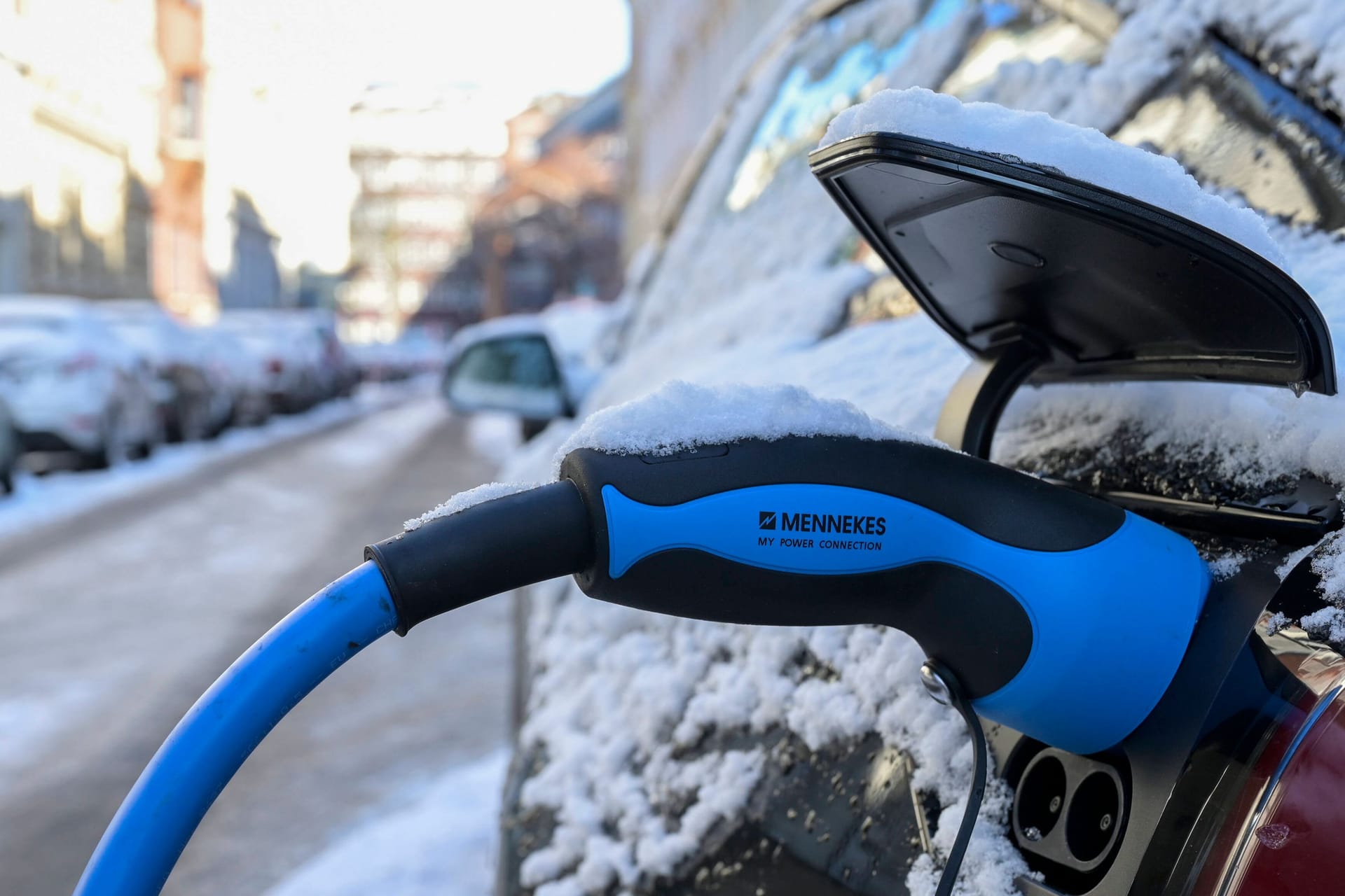 Stromladen im Winter: Am besten wird das E-Auto nach dem Ankommen betankt.