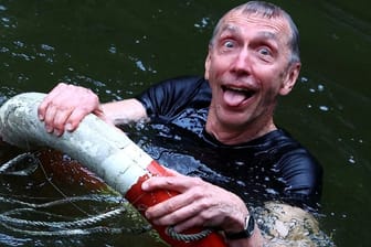 Nobelpreisträger Svante Pääbo im Wasser von Leipzig (Archivfoto): Sein Telefon steht nicht mehr still.