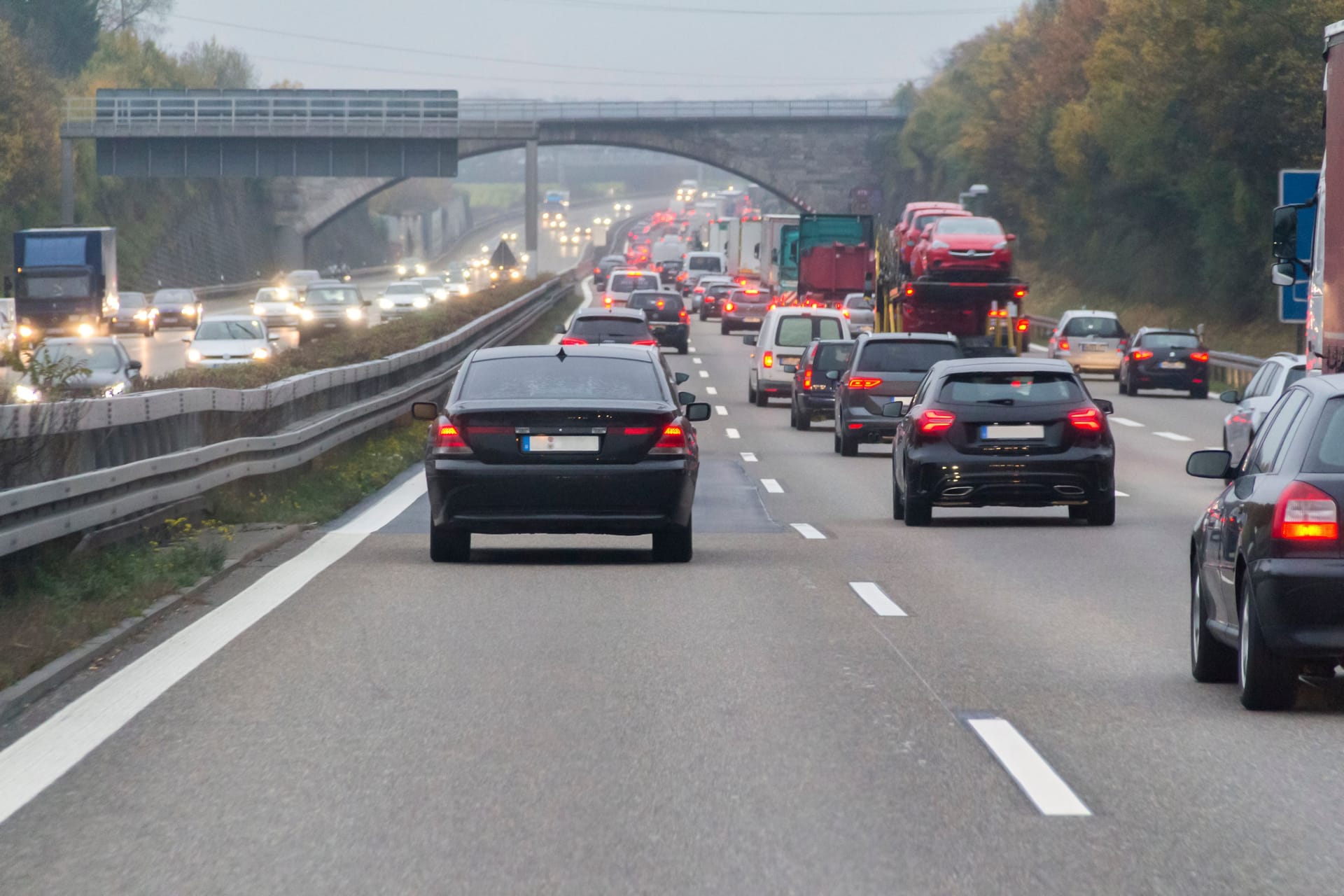 Ferienzeit ist Stauzeit: Am kommenden Wochenende treffen Reiserückkehrer auf Reisende und es wird voll auf den Autobahnen.