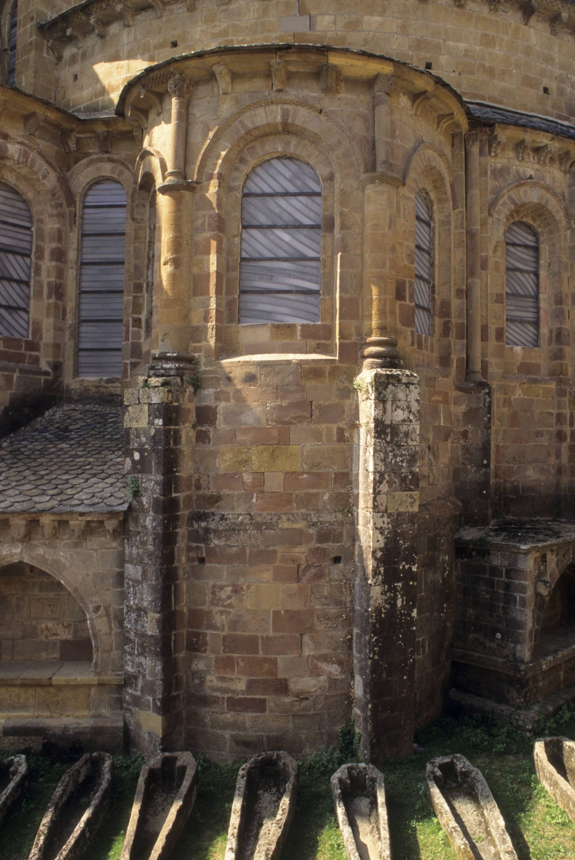 Die Fenster der Klosterkirche Sainte-Foy: Sie zählen zum Gesamtwerk von Pierre Soulages.