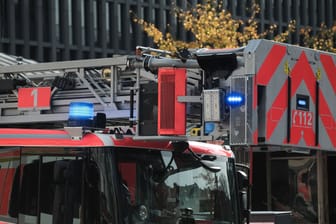 Die Feuerwehr wurde zu einer brennenden Halle gerufen (Symbolbild): Zwei Menschen wurden verletzt.