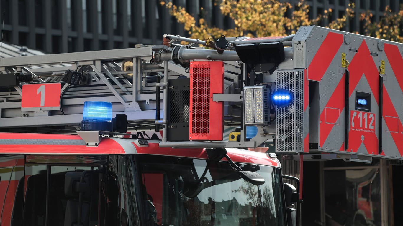 Die Feuerwehr wurde zu einer brennenden Halle gerufen (Symbolbild): Zwei Menschen wurden verletzt.