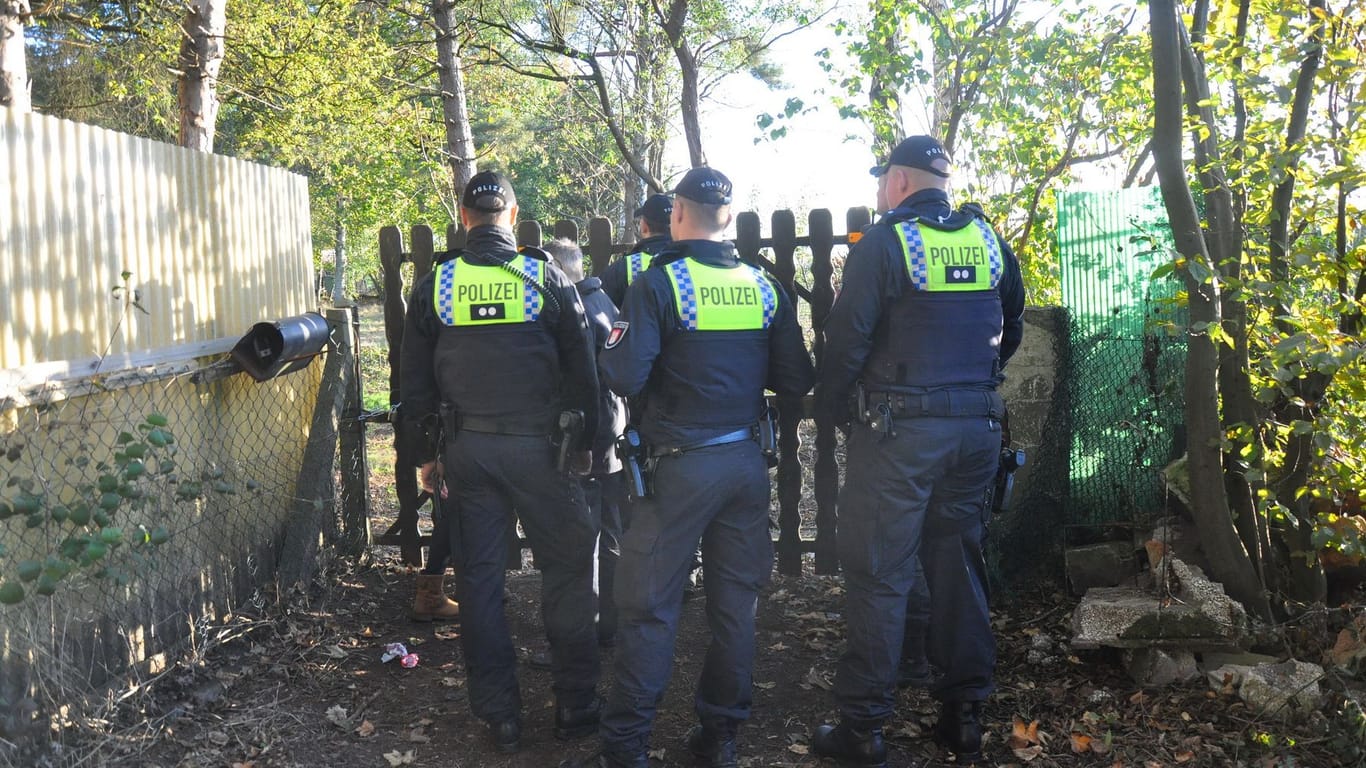Polizeikräfte vor einem Gelände im Volkspark: Gemeinsam mit Experten der Uni Hamburg wurde hier nach Spuren gesucht.