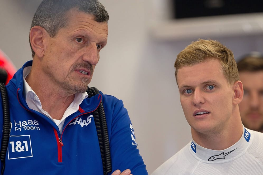 Haas-Teamchef Steiner (l.) und Schumacher: Die Zukunft des deutschen Fahrers beim Team ist weiter offen.