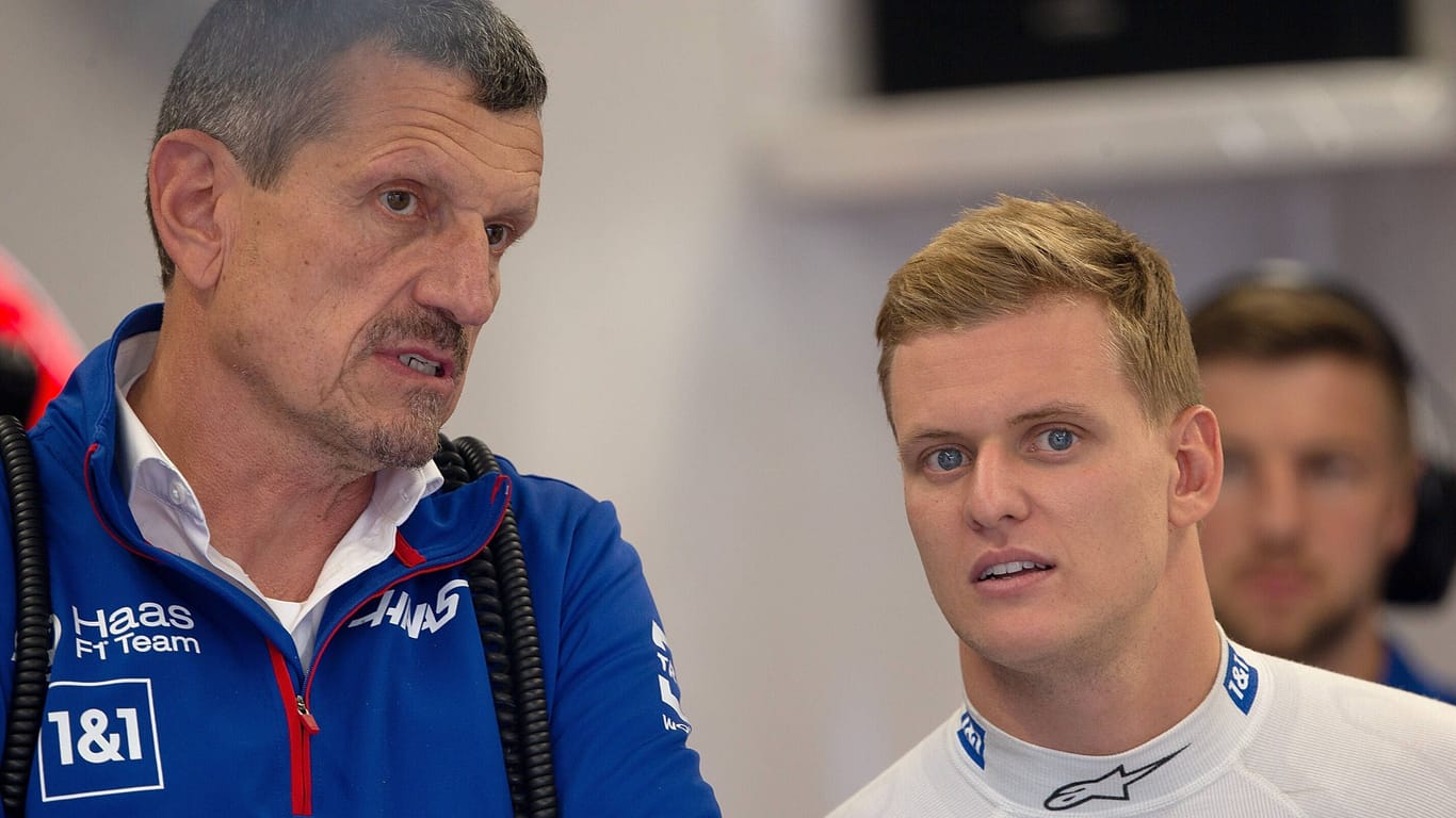 Haas-Teamchef Steiner (l.) und Schumacher: Die Zukunft des deutschen Fahrers beim Team ist weiter offen.