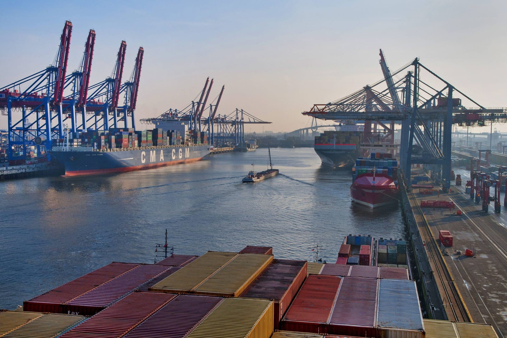 Containerschiffe im Hamburger Hafen: Ein Teil eines Terminals wird nun doch an eine chinesische Firma verkauft.