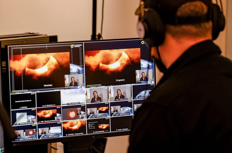 Über einen Stream des Hamburger Planetariums können Interessierte das Naturschauspiel ganz nah bestaunen.