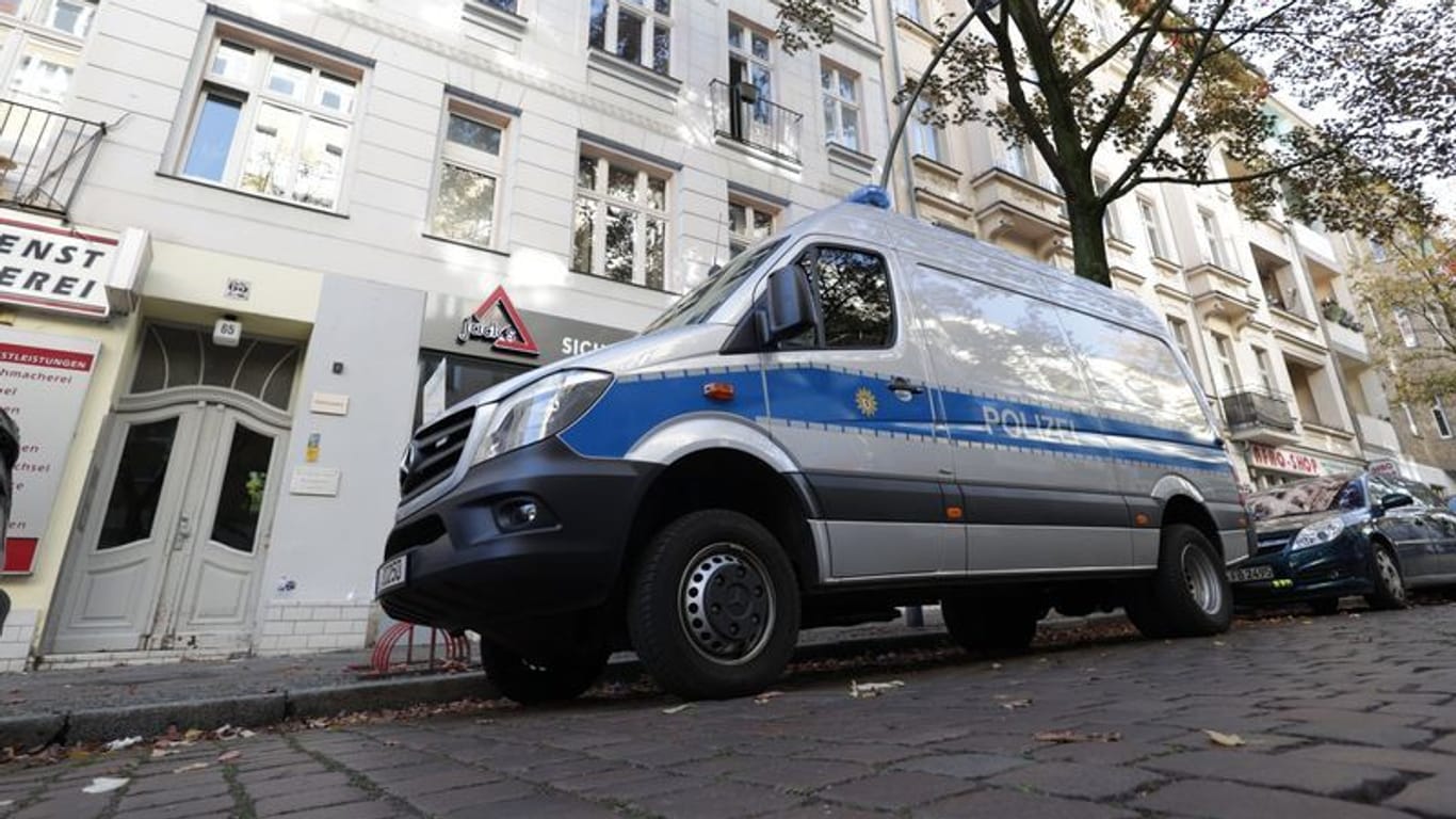Ein Fahrzeug der Kriminaltechnik steht in der Boddinstraße in Berlin: Hier ereignete sich die Tat.