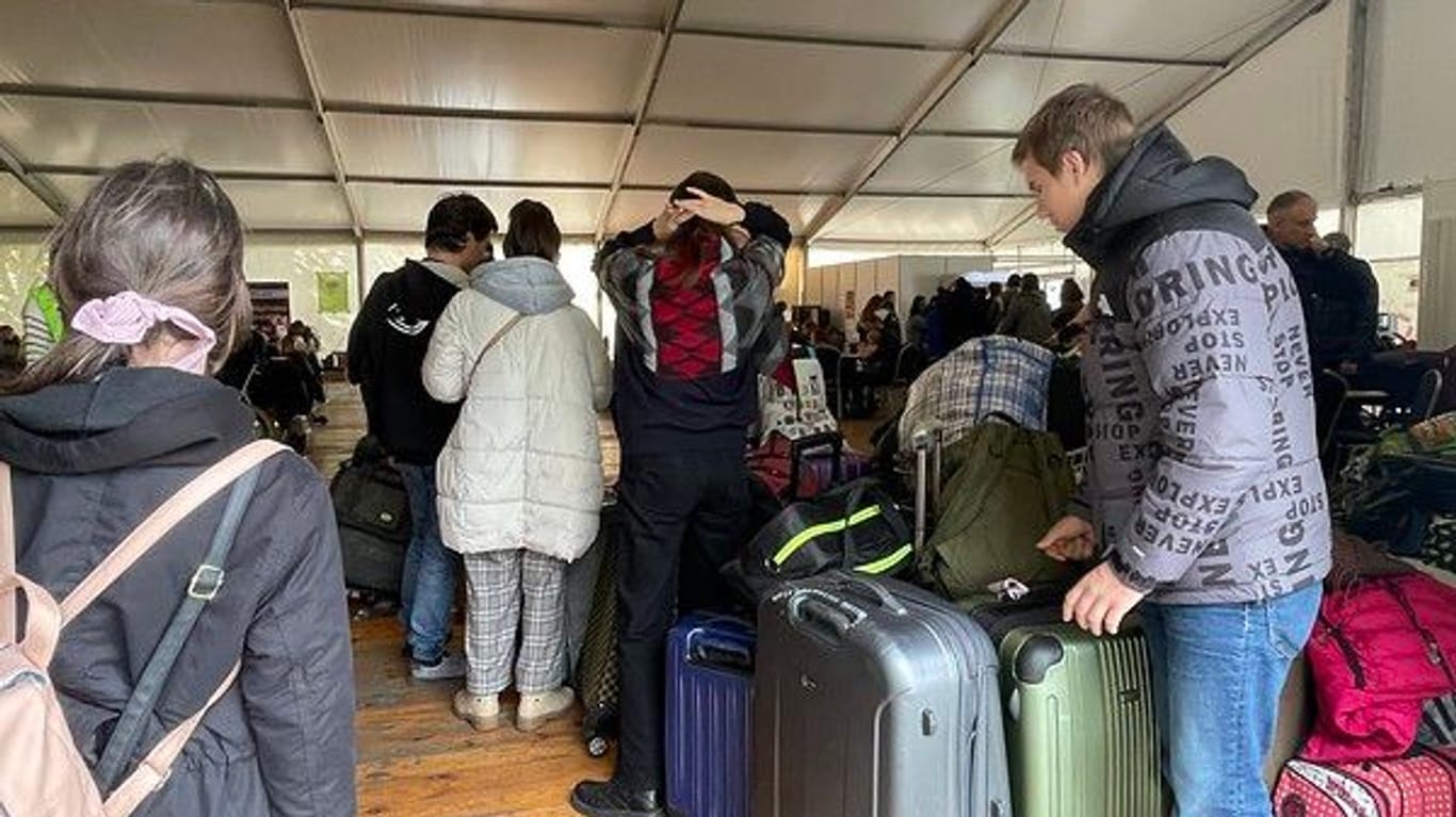 Menschen suchen Zuflucht: Geflüchtete von der Halbinsel Krim kommen im Oktober 2022 in Warschau an und werden vom norwegischen Hilfswerk NRC versorgt.