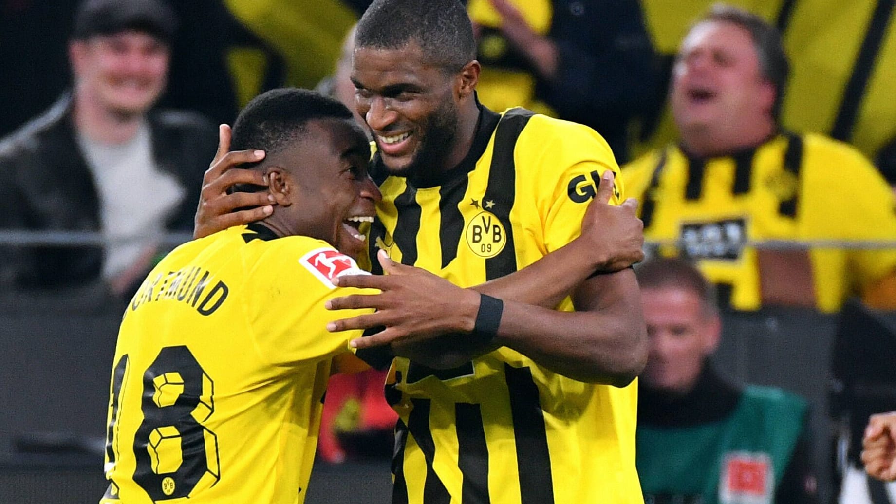 Jubel bei Anthony Modeste und Youssoufa Moukoko (l.): Beide Spieler trafen für den BVB gegen die Bayern.