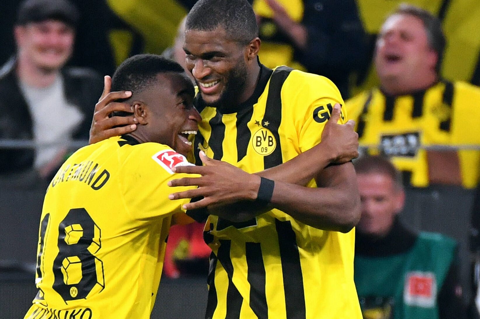 Jubel bei Anthony Modeste und Youssoufa Moukoko (l.): Beide Spieler trafen für den BVB gegen die Bayern.