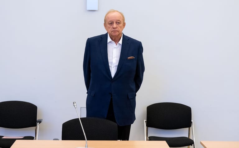 Starkoch Alfons Schuhbeck vor Prozessbeginn im Landgericht München I: Er ist wegen Steuerhinterziehung angeklagt.