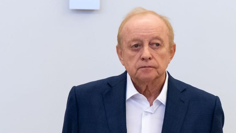 Starkoch Alfons Schuhbeck vor Prozessbeginn im Landgericht München I: Er ist wegen Steuerhinterziehung angeklagt.