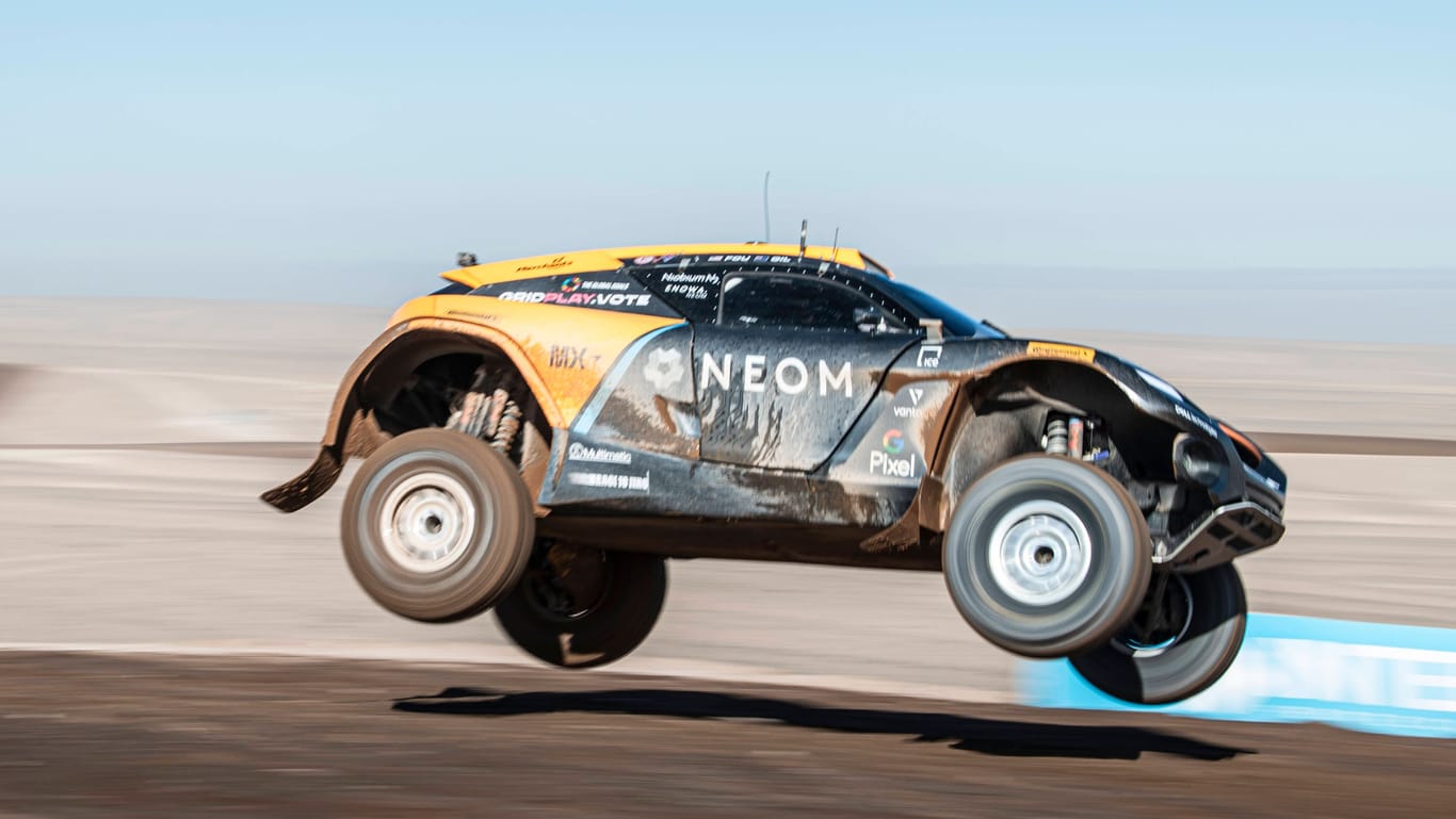 "Neom"-Sponsoring auf vollelektronischen Rallye-Auto: Das Projekt wirbt mit Nachhaltigkeit.
