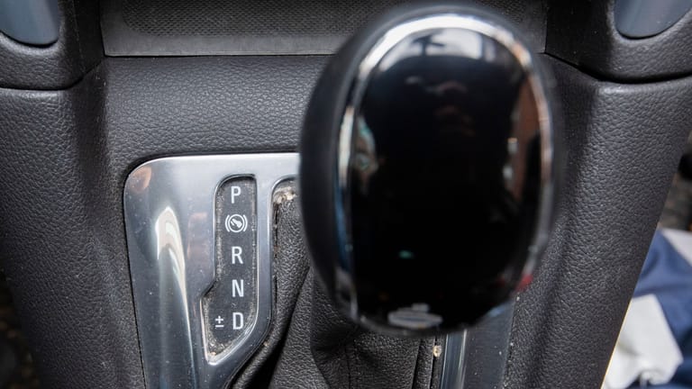 Die Automatikschaltung in einem Opel Zafira: Autofahrer in Deutschland sind immer öfter in einem Wagen mit Automatikgetriebe unterwegs.