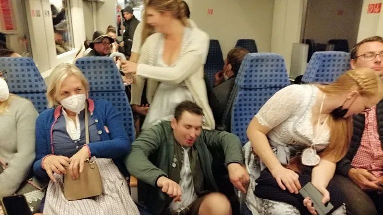 Bei einer Party auf dem Heimweg vom Oktoberfest geht es im Zug wild zu.