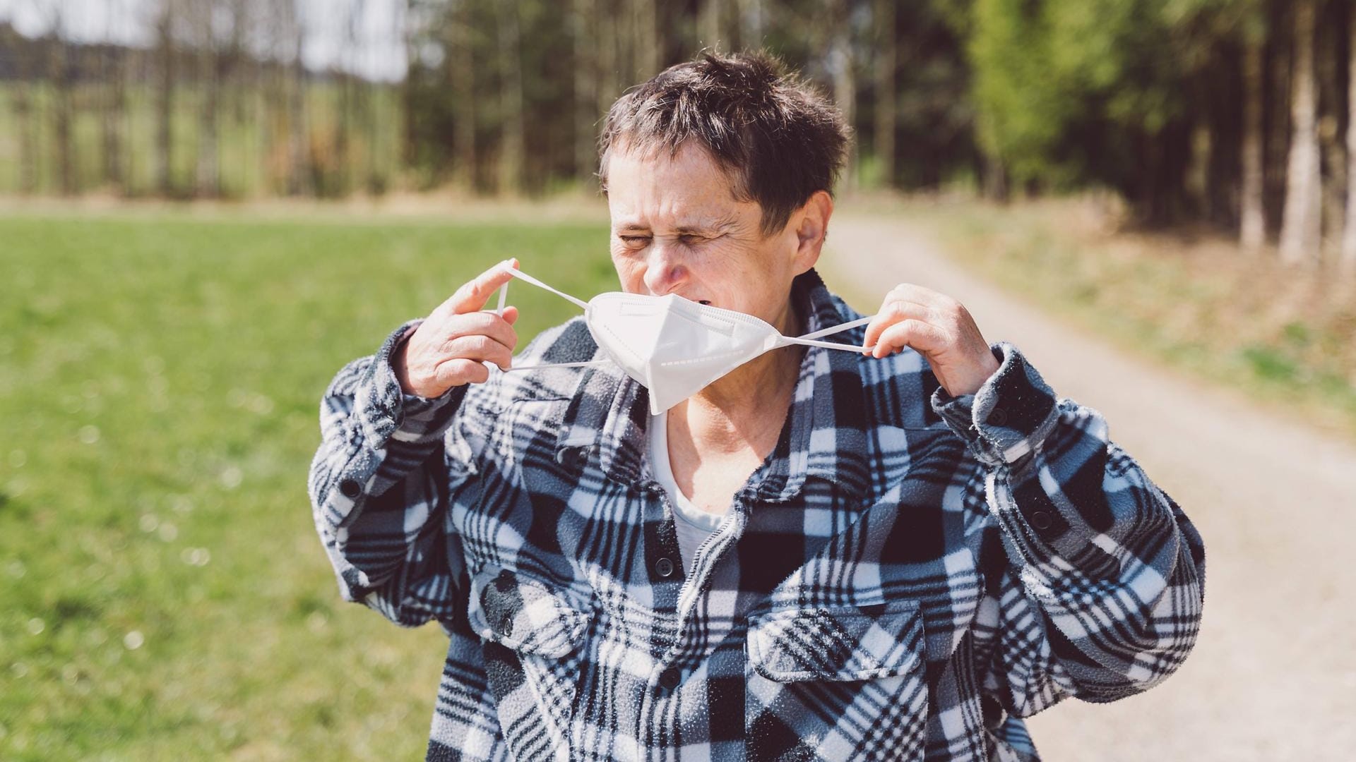 Geistig behinderte Frau mit FFP2-Maske (Archivbild).