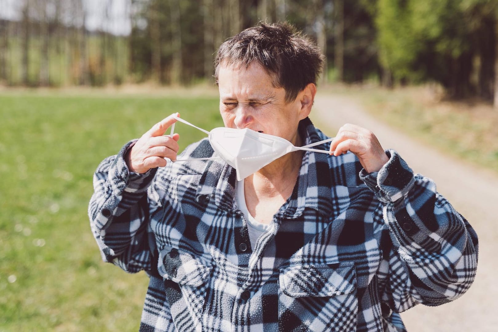 Geistig behinderte Frau mit FFP2-Maske (Archivbild).