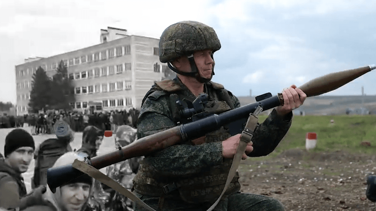Heimliche Aufnahmen entlarven die Darstellung der Militärausbildung im russischen Staats-TV.