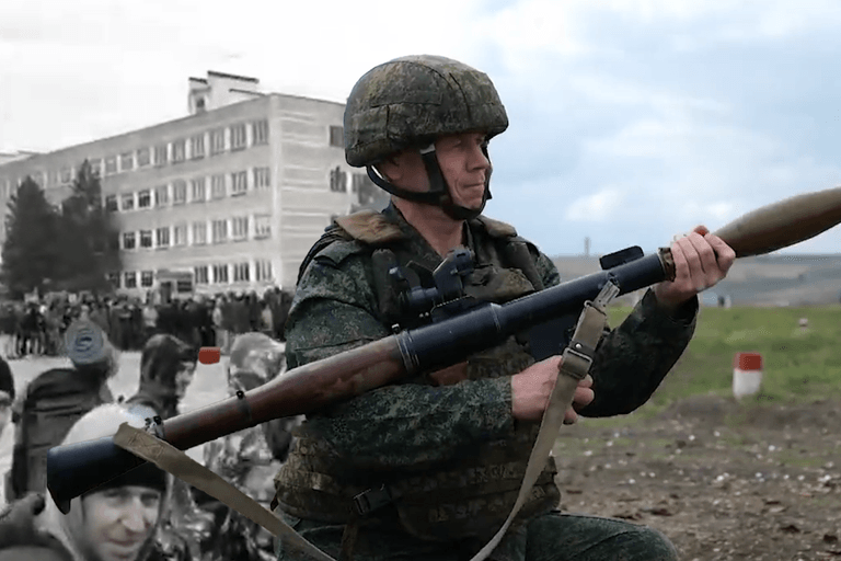 Heimliche Aufnahmen entlarven die Darstellung der Militärausbildung im russischen Staats-TV.