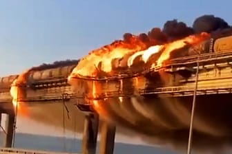 Die Krim-Brücke steht in Flammen.