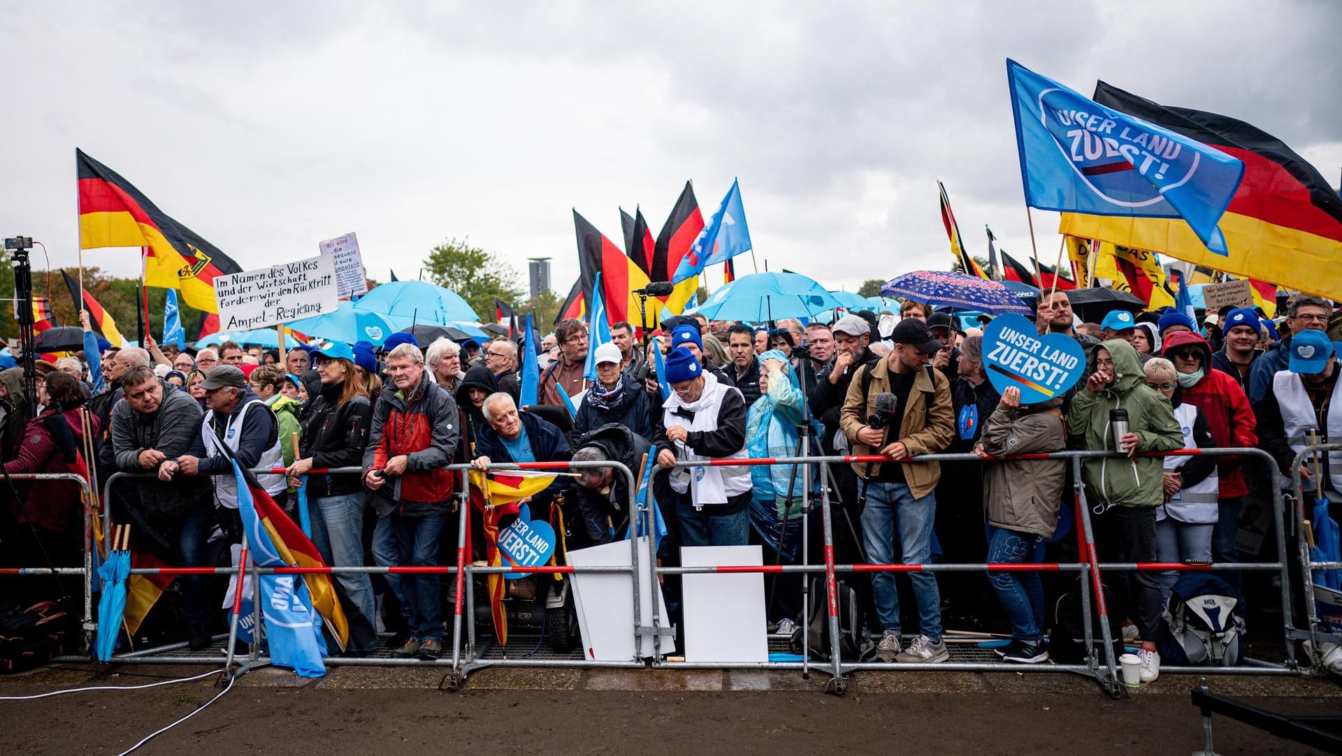 Demonstranten bei der ersten von der Bundespartei ausgerufenen AfD-Demo am Samstag in Berlin: Rund 10.000 Teilnehmer kamen – und nur 1.500 Gegendemonstranten.