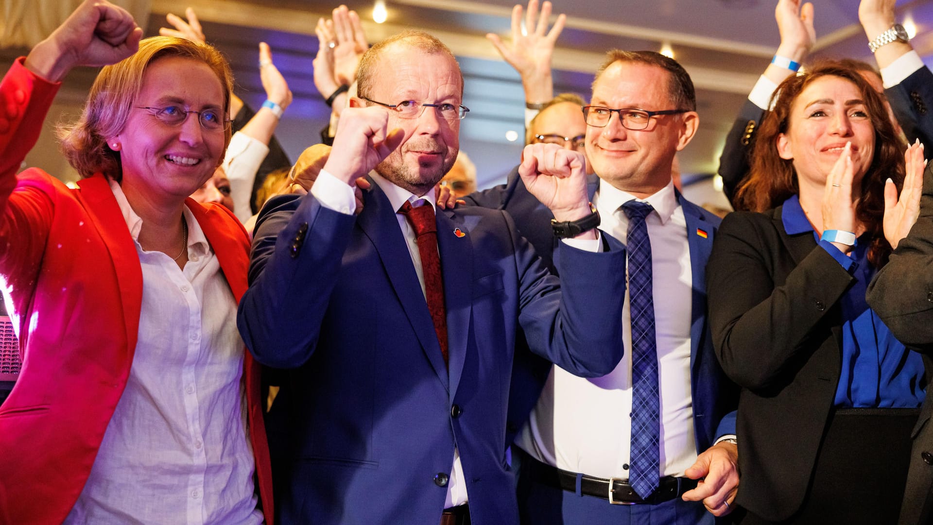 Erfreuliche Aussichten: AfD-Politiker Beatrix von Storch, Stefan Marzischewski-Drewes und Tino Chrupalla (von links) reagieren bei der Wahlparty in Niedersachsen auf die ersten Hochrechnungen.