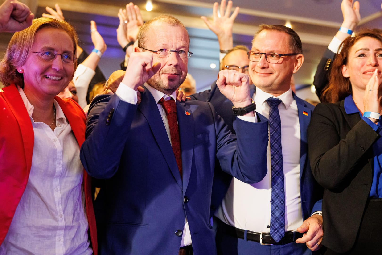 Erfreuliche Aussichten: AfD-Politiker Beatrix von Storch, Stefan Marzischewski-Drewes und Tino Chrupalla (von links) reagieren bei der Wahlparty in Niedersachsen auf die ersten Hochrechnungen.