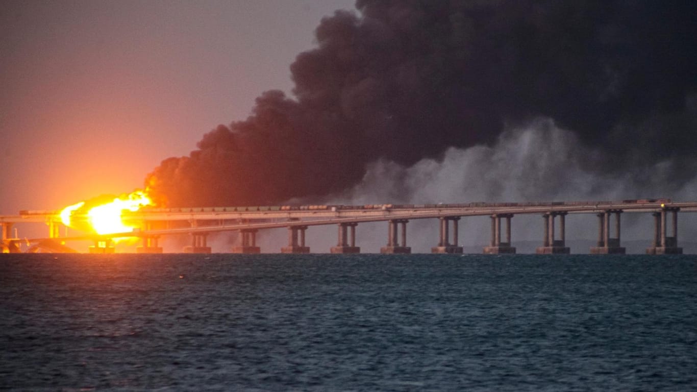 Brennende Krim-Brücke (Archivbild): Erneut soll es Angriffe nahe der wichtigen Verbindung zum Festland gegeben haben.