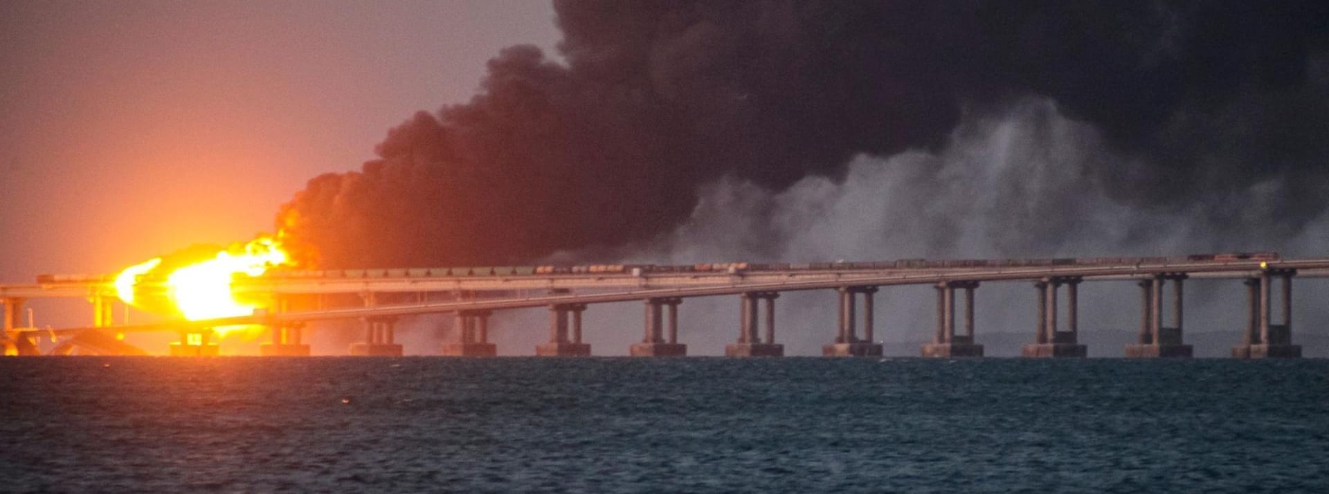 Brennende Krim-Brücke (Archivbild): Erneut soll es Angriffe nahe der wichtigen Verbindung zum Festland gegeben haben.