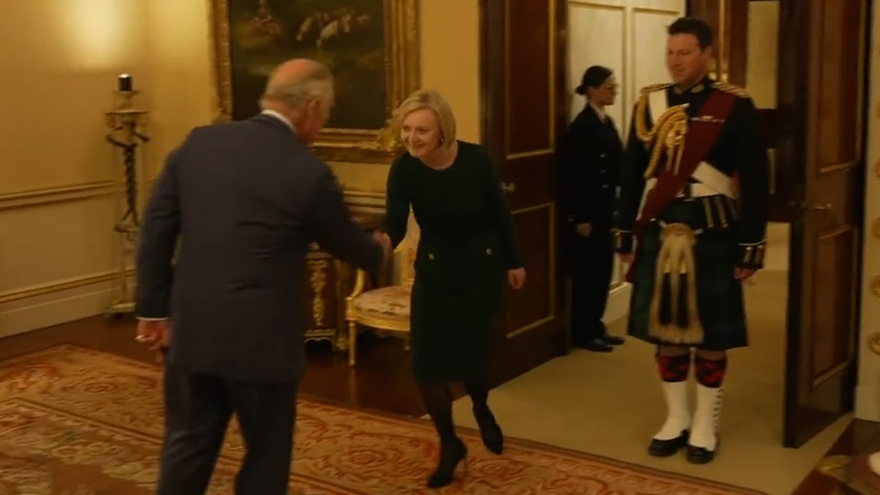 Raja Charles bertemu Liz Truss – dan memberikan poin pembicaraan