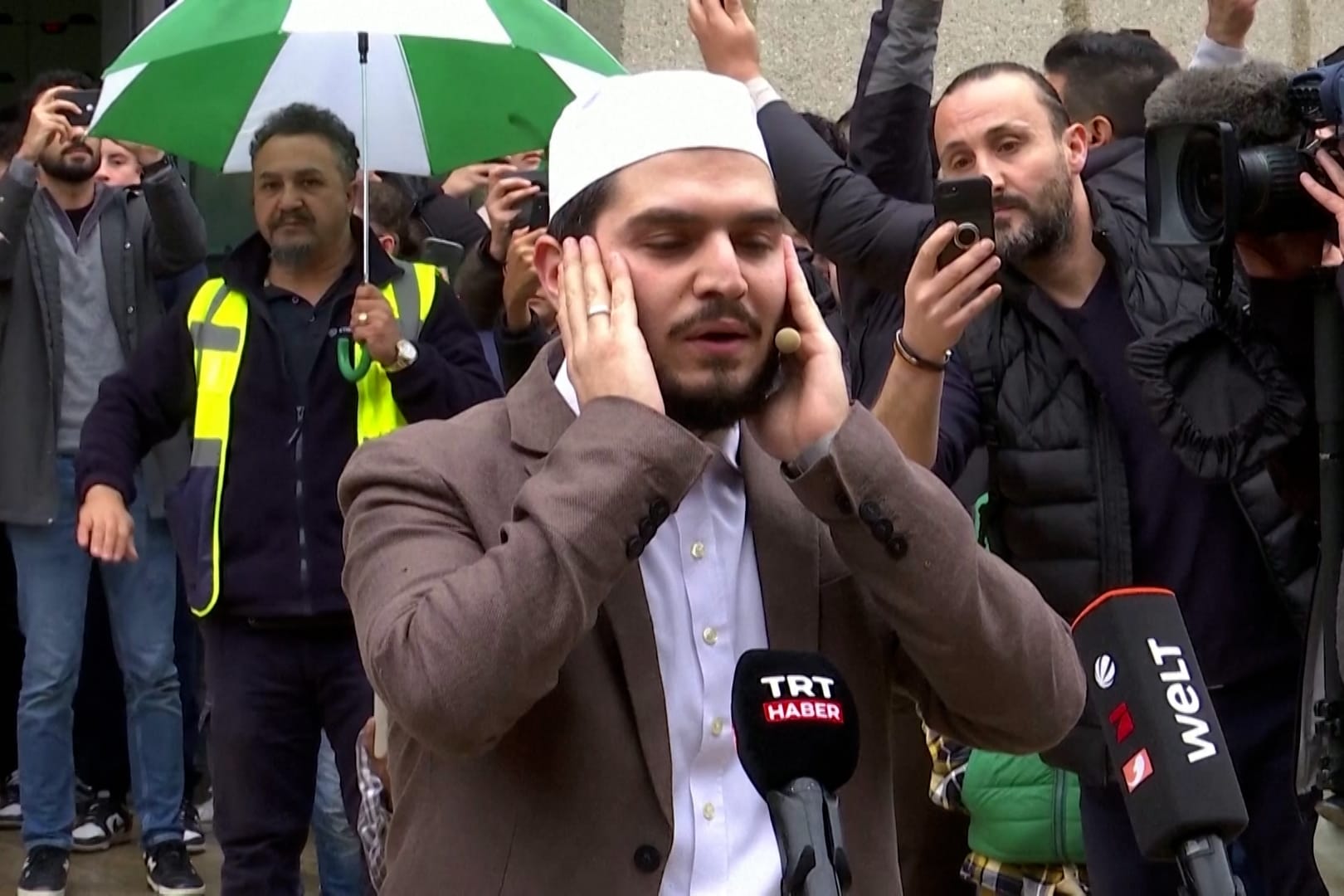 Der Muezzin sang am Freitag den muslimischen Gebetsruf.