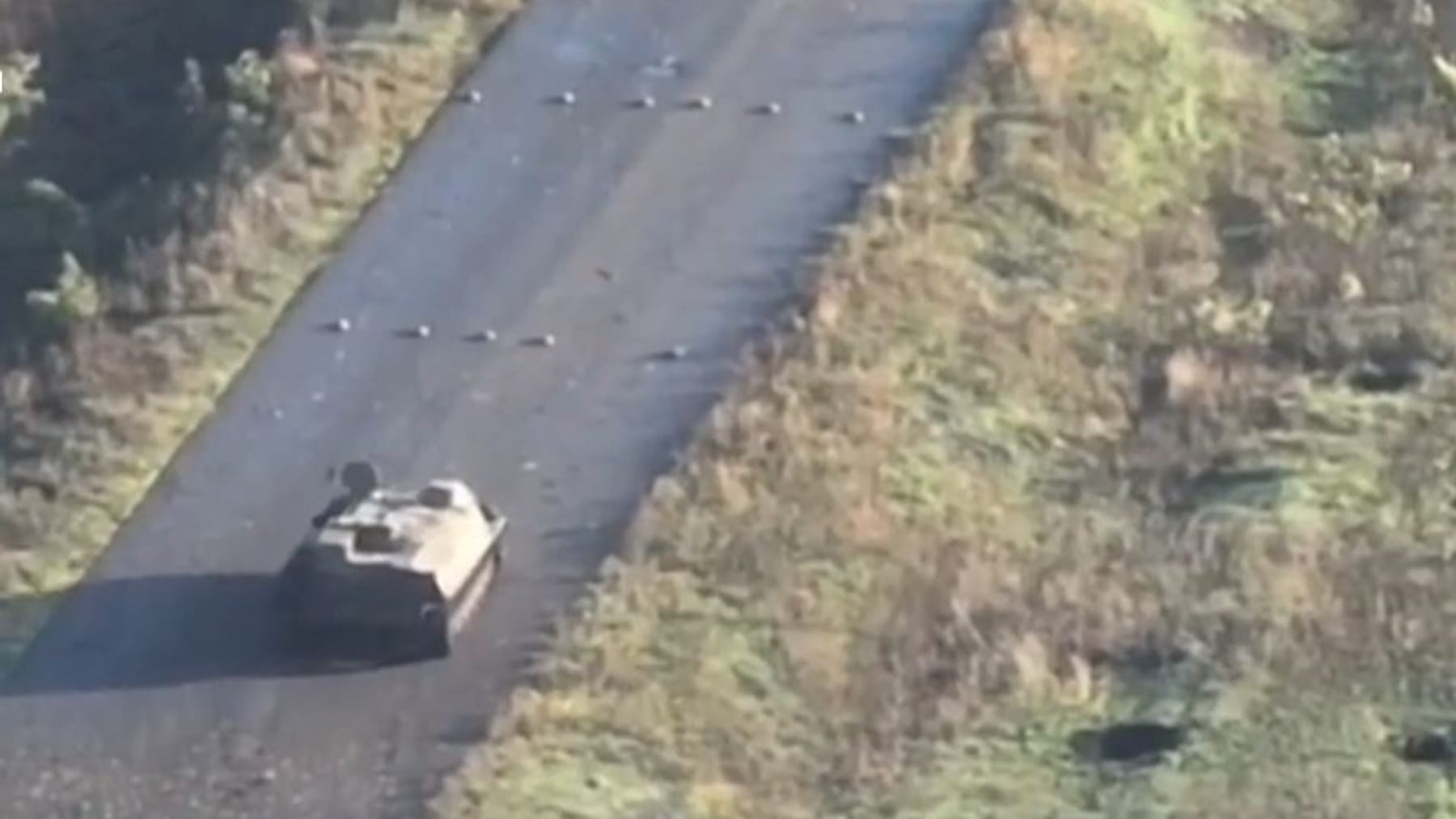 Russischer Panzer hat klare Sicht – und fährt trotzdem ins...