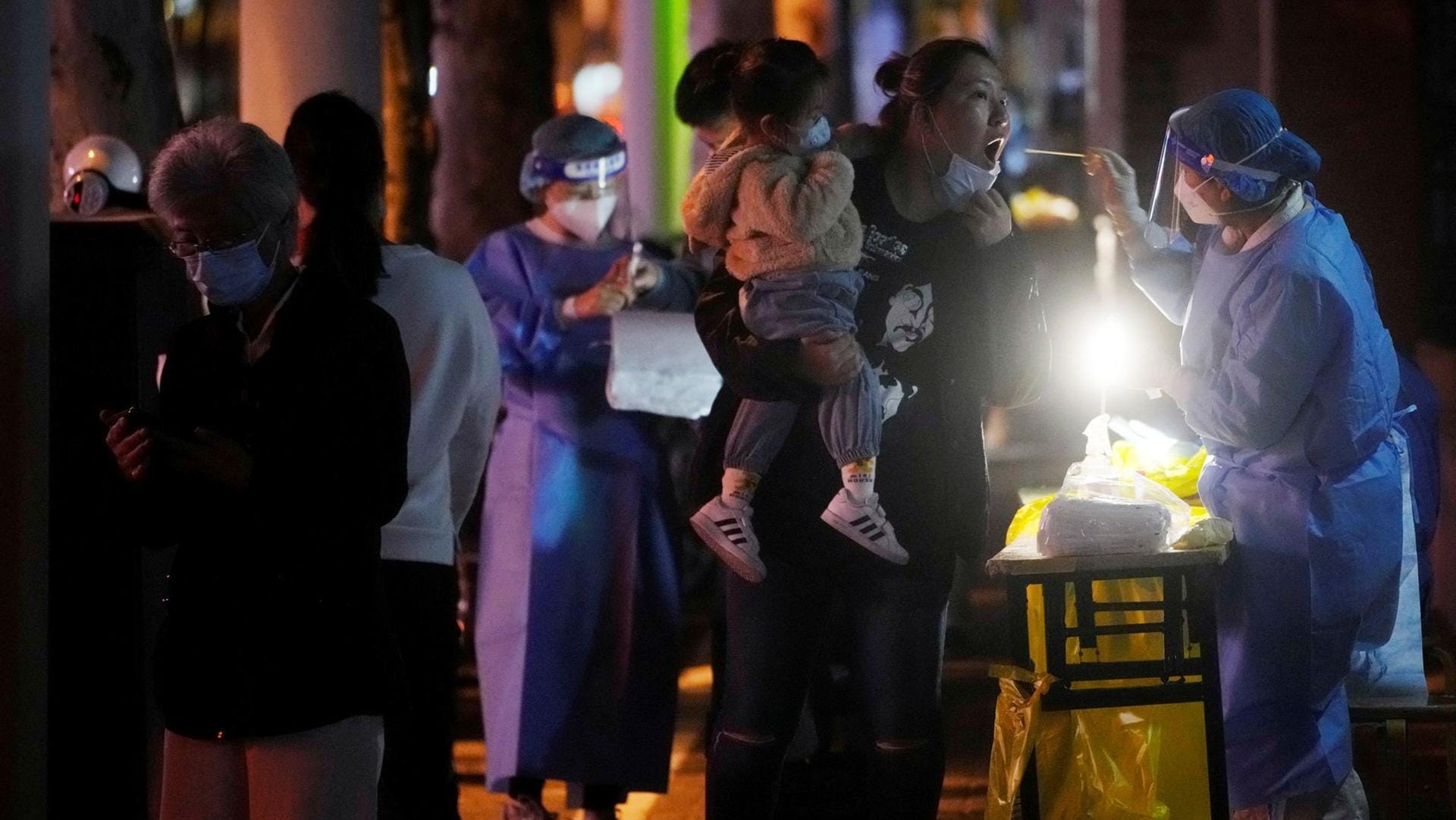 Ständig droht ein Lockdown: Covid-Testungen in Shanghai.