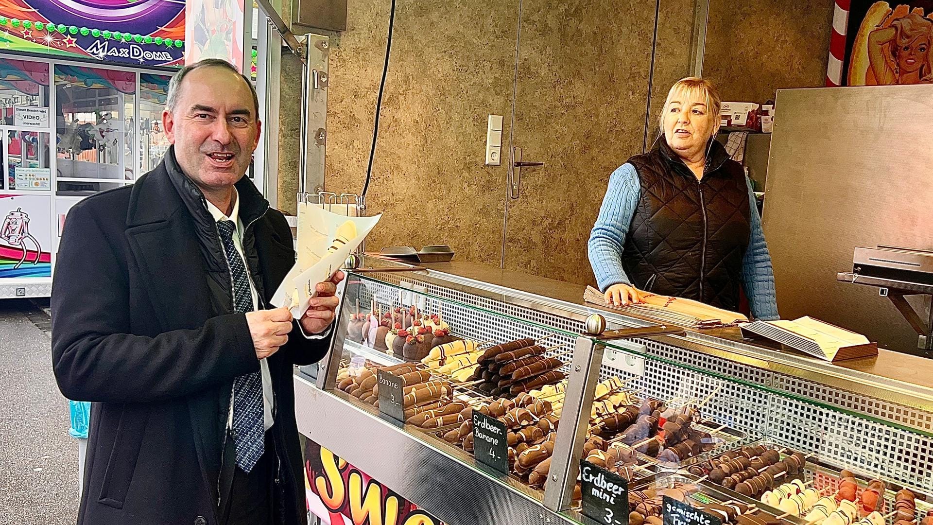 Hubert Aiwanger auf einem Jahrmarkt.