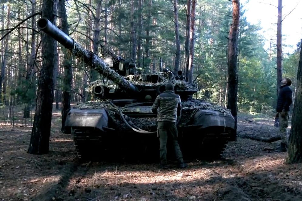 Ukraine: In der Region Charkiw stößt die ukrainische Armee immer wieder auf zurückgelassene russische Panzer – und handelt.