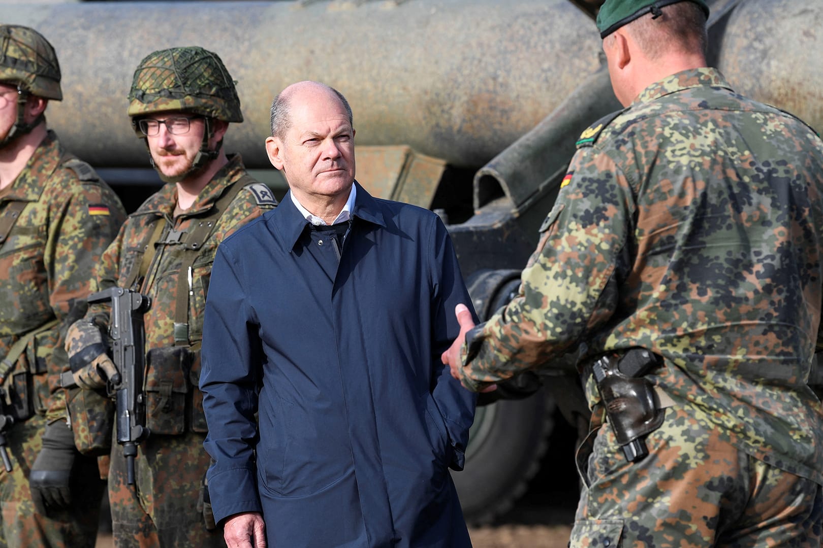 Bundeskanzler Olaf Scholz: Er ließ sich mehrere Waffen der Bundeswehr zeigen.