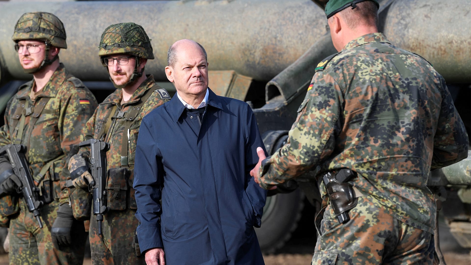 Bundeskanzler Olaf Scholz: Er ließ sich mehrere Waffen der Bundeswehr zeigen.