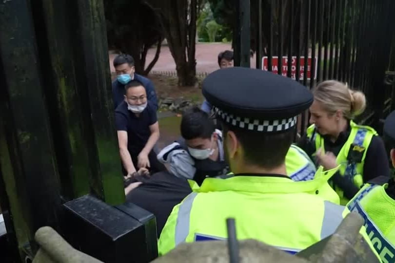 Aufnahmen aus dem chinesischen Konsulat: Die Polizei musste einschreiten.