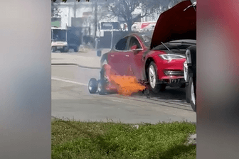 Ein brennender Tesla wird abgeschleppt.