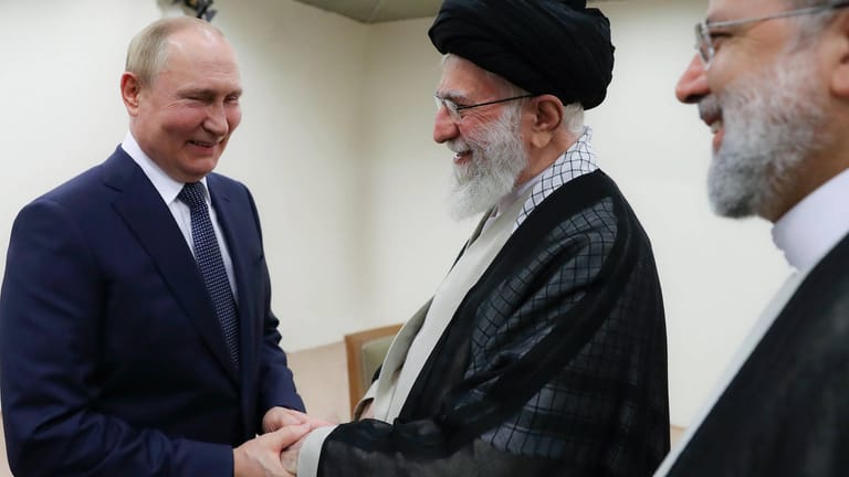 Freundschaftliche Begrüßung: Wladimir Putin, Ajatollah Khamenei und Ebrahim Raisi (von links nach rechts) im Juli in Teheran.