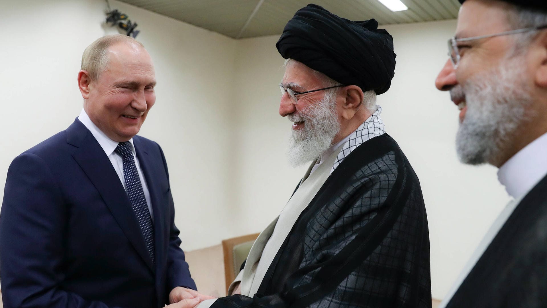 Freundschaftliche Begrüßung: Wladimir Putin, Ajatollah Khamenei und Ebrahim Raisi (von links nach rechts) im Juli in Teheran.