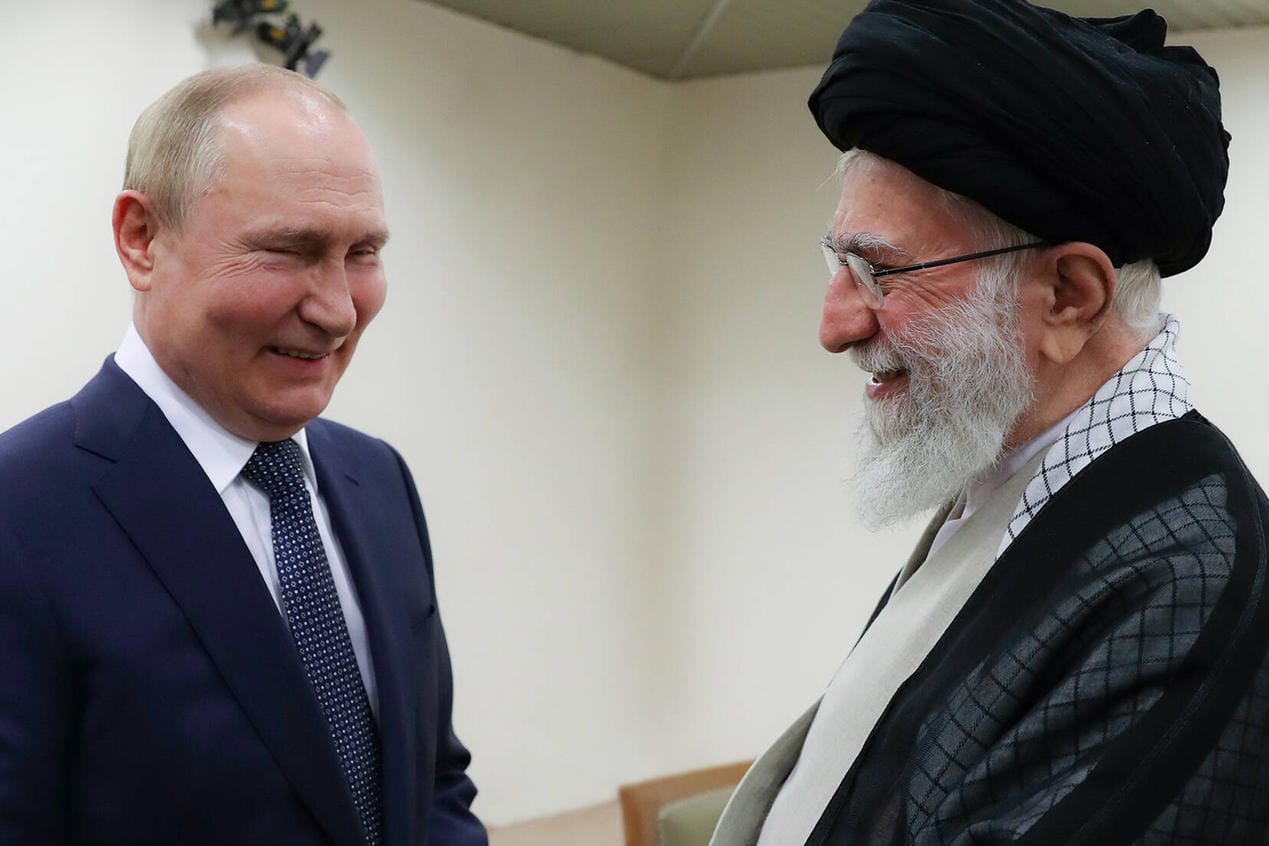 Freundschaftliche Begrüßung: Wladimir Putin, Ajatollah Khamenei und Ebrahim Raisi (von links nach rechts) im Juli in Teheran.